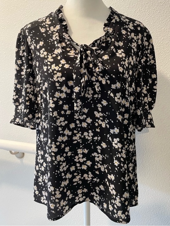 CeCe Tops - CeCe Blouse Flirty Daisy
Pattern Ruffles and Puff Sleeves Size Medium